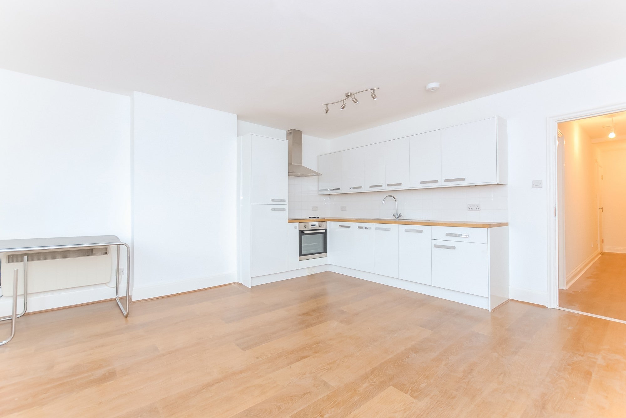 Flat Boniface Road in Greater London
