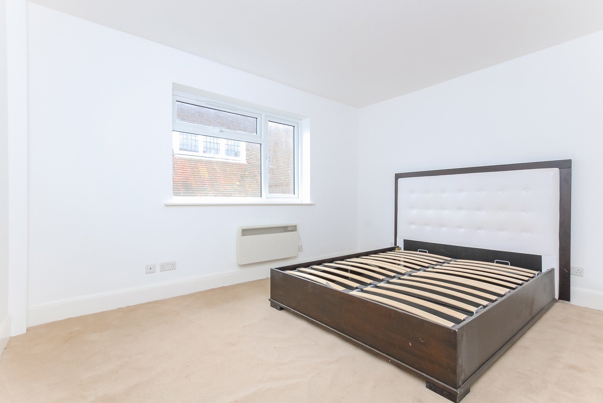 Flat Boniface Road in Greater London