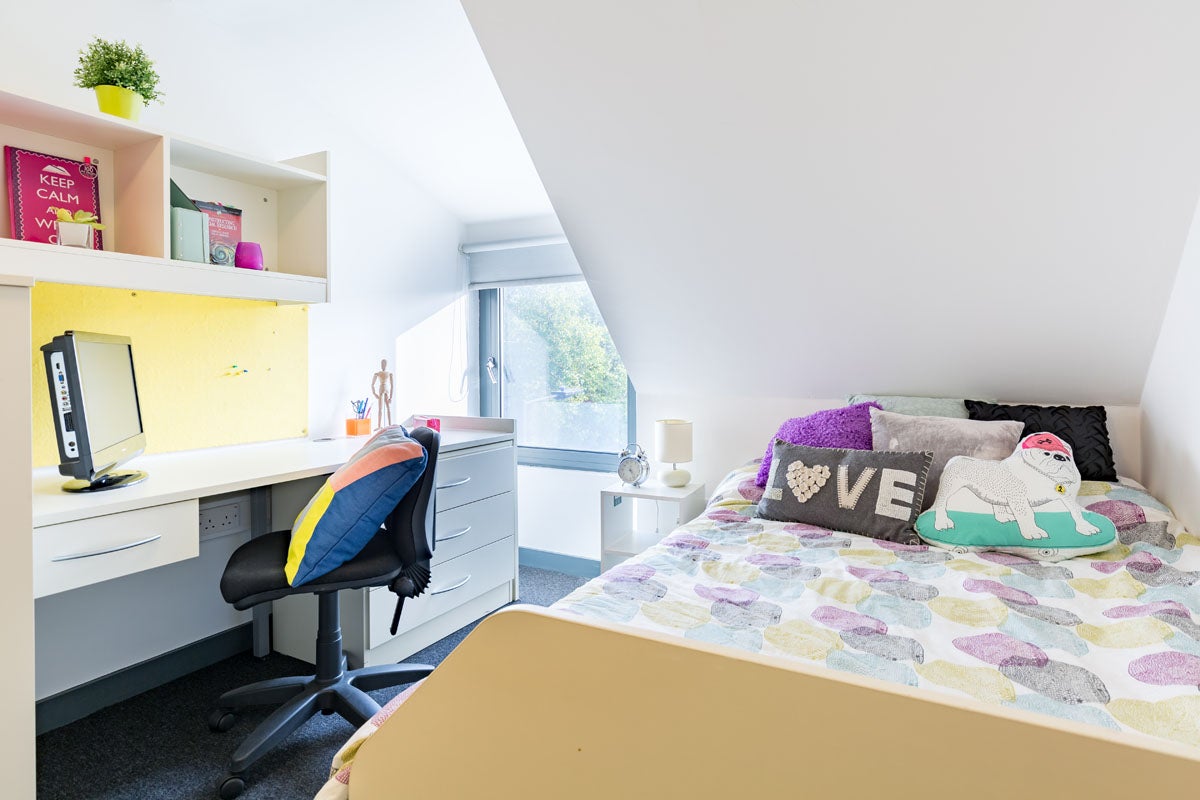 Room Fulham Palace Road in Greater London