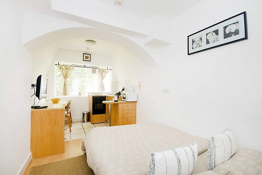 Flat Penywern Road in Greater London