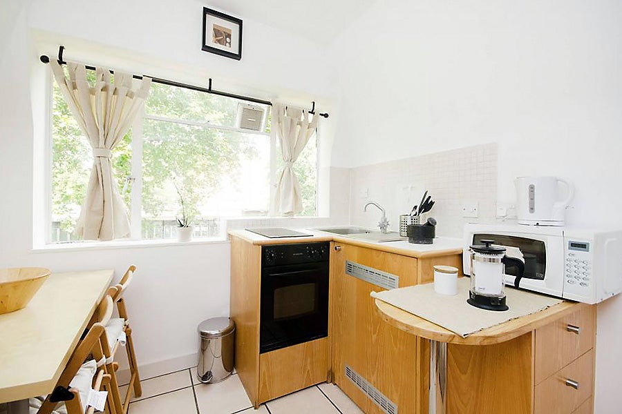 Flat Penywern Road in Greater London