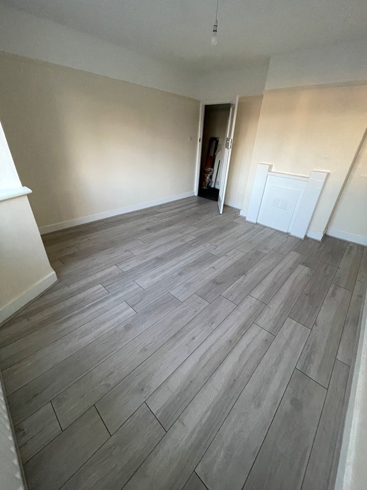 Flat Holmbury Court in Greater London