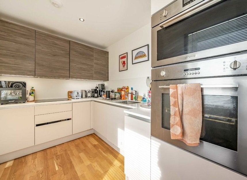 Flat Dalmeny Avenue in Greater London