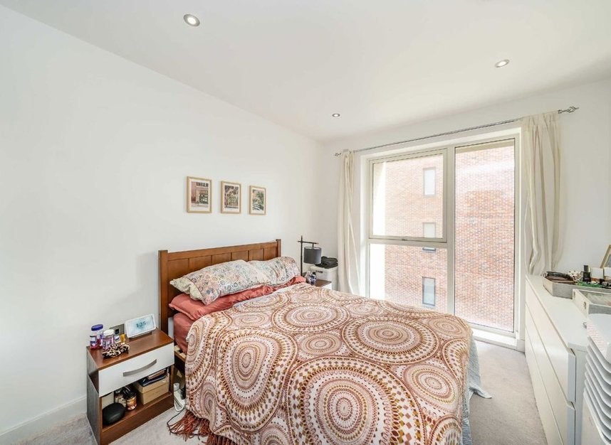 Flat Dalmeny Avenue in Greater London