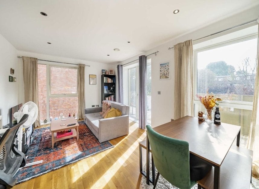 Flat Dalmeny Avenue in Greater London