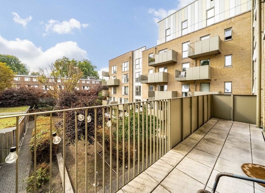 Flat Dalmeny Avenue in Greater London