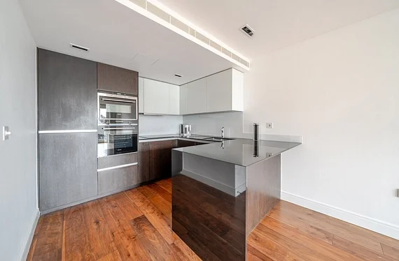 Flat Kew Bridge Road in Greater London
