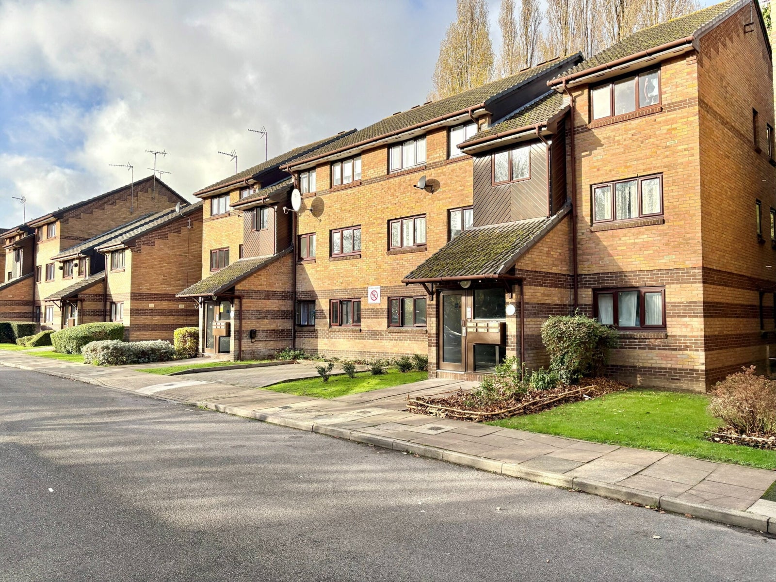 Flat Harp Island Close in Greater London