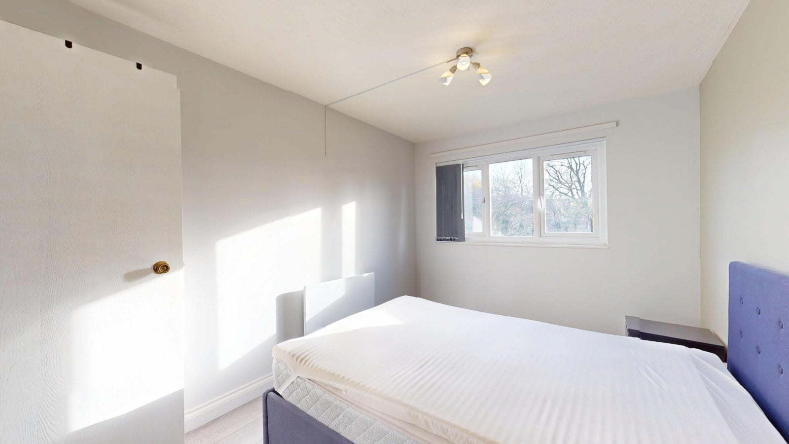 Flat Harp Island Close in Greater London