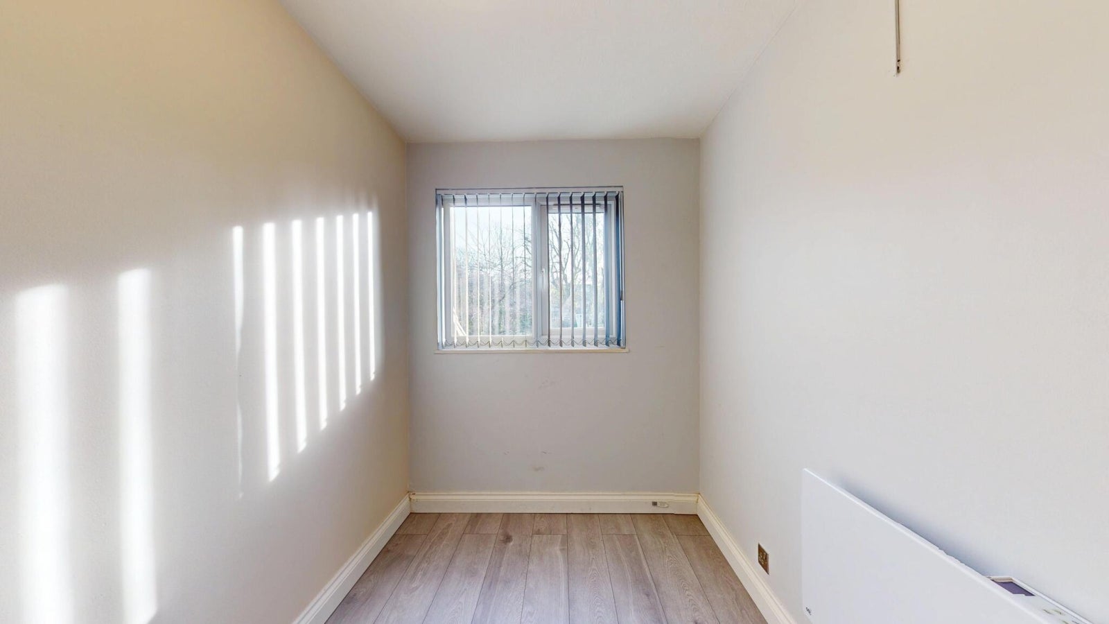 Flat Harp Island Close in Greater London