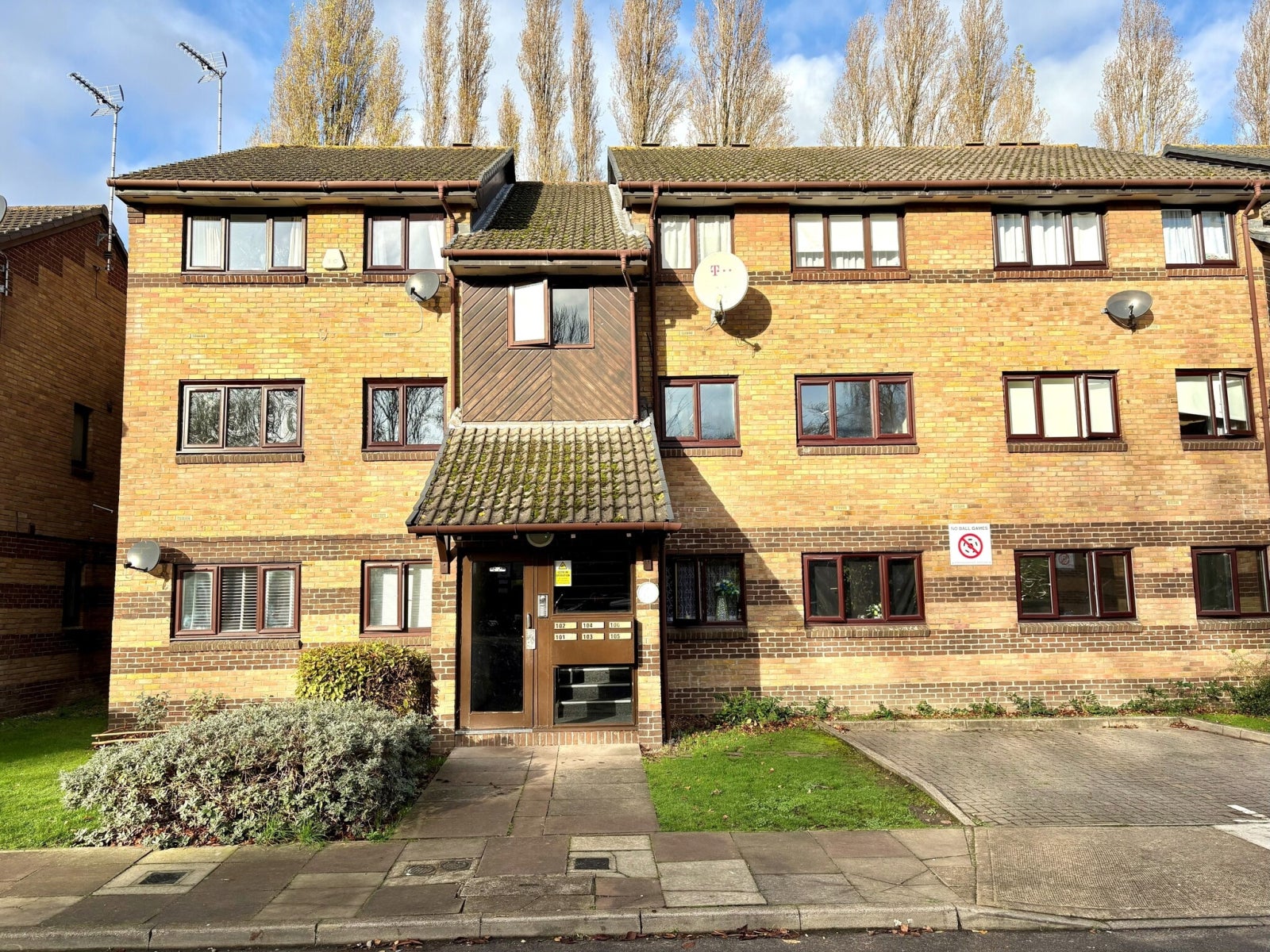 Flat Harp Island Close in Greater London