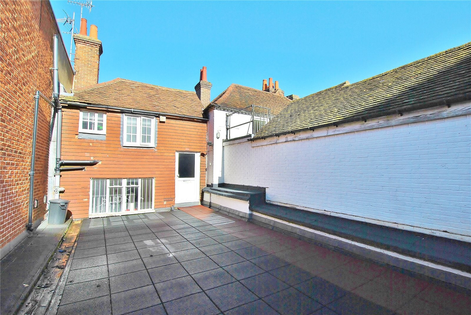 Flat High Street in Guildford
