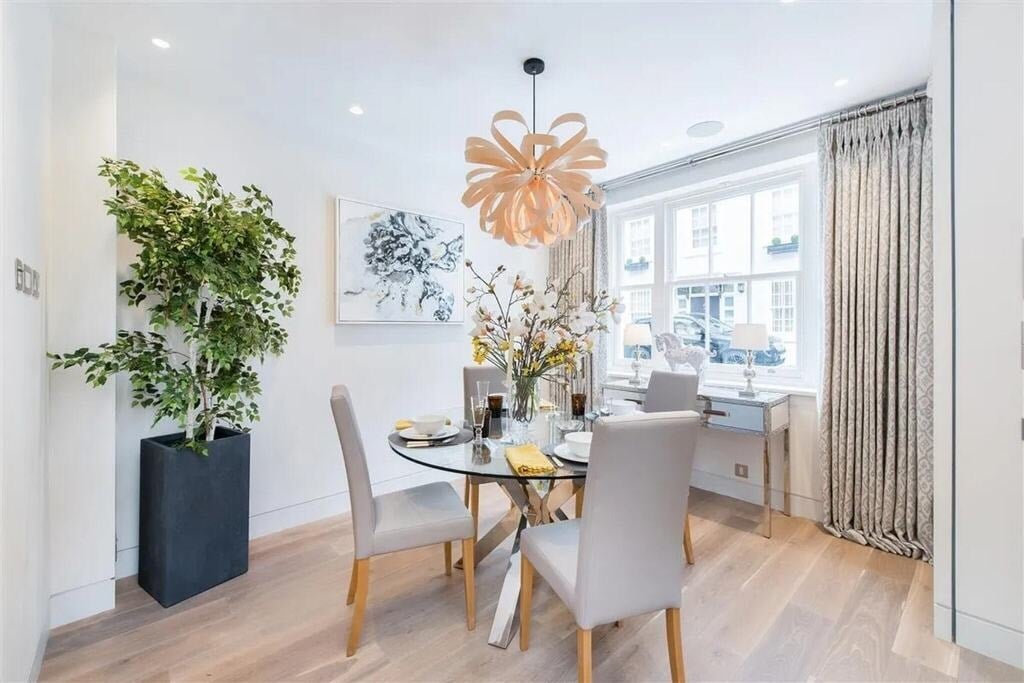 House Pavilion Road in Greater London