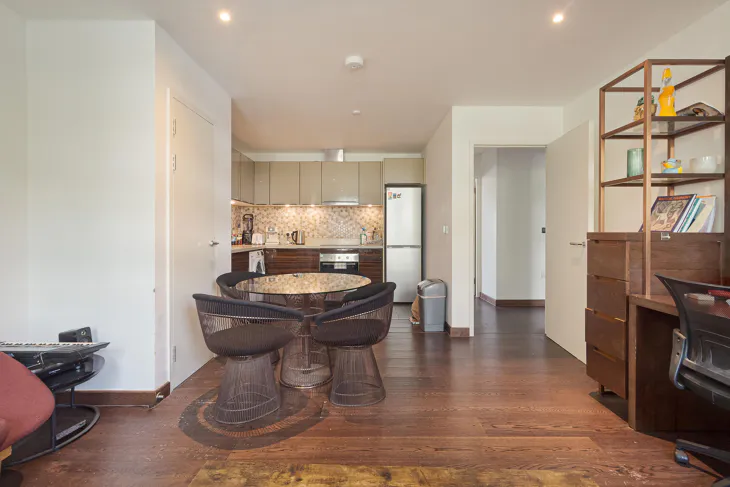 Flat Sovereign Close in Greater London