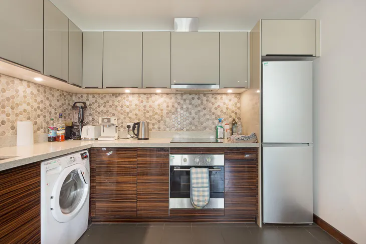 Flat Sovereign Close in Greater London