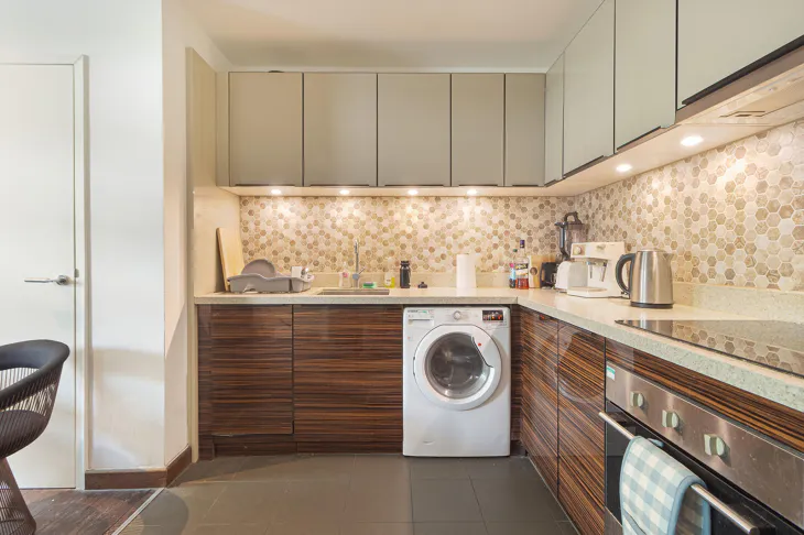 Flat Sovereign Close in Greater London