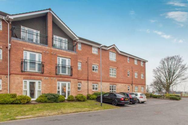 Flat Hampton Court Way in Widnes