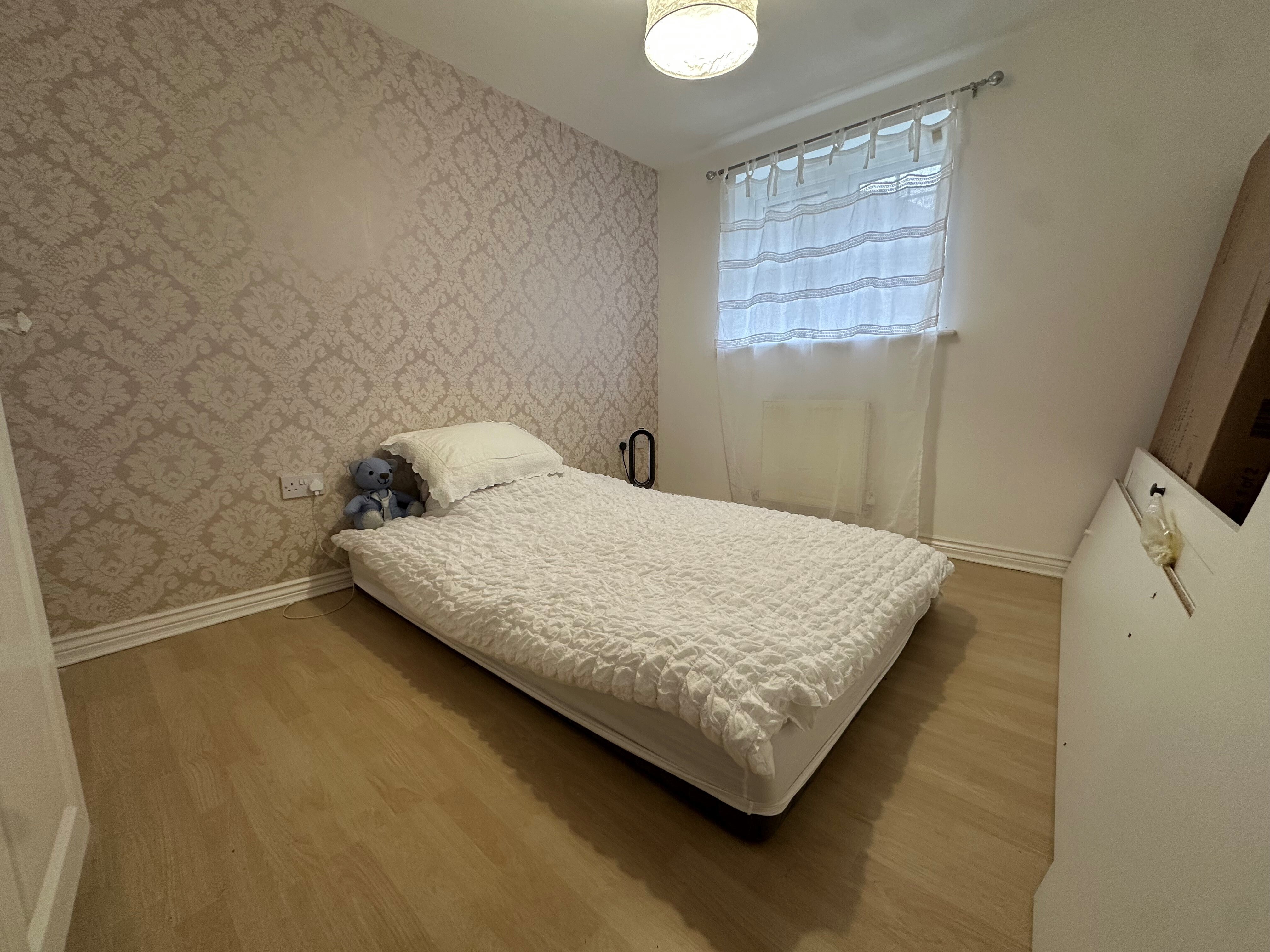 Flat Hampton Court Way in Widnes