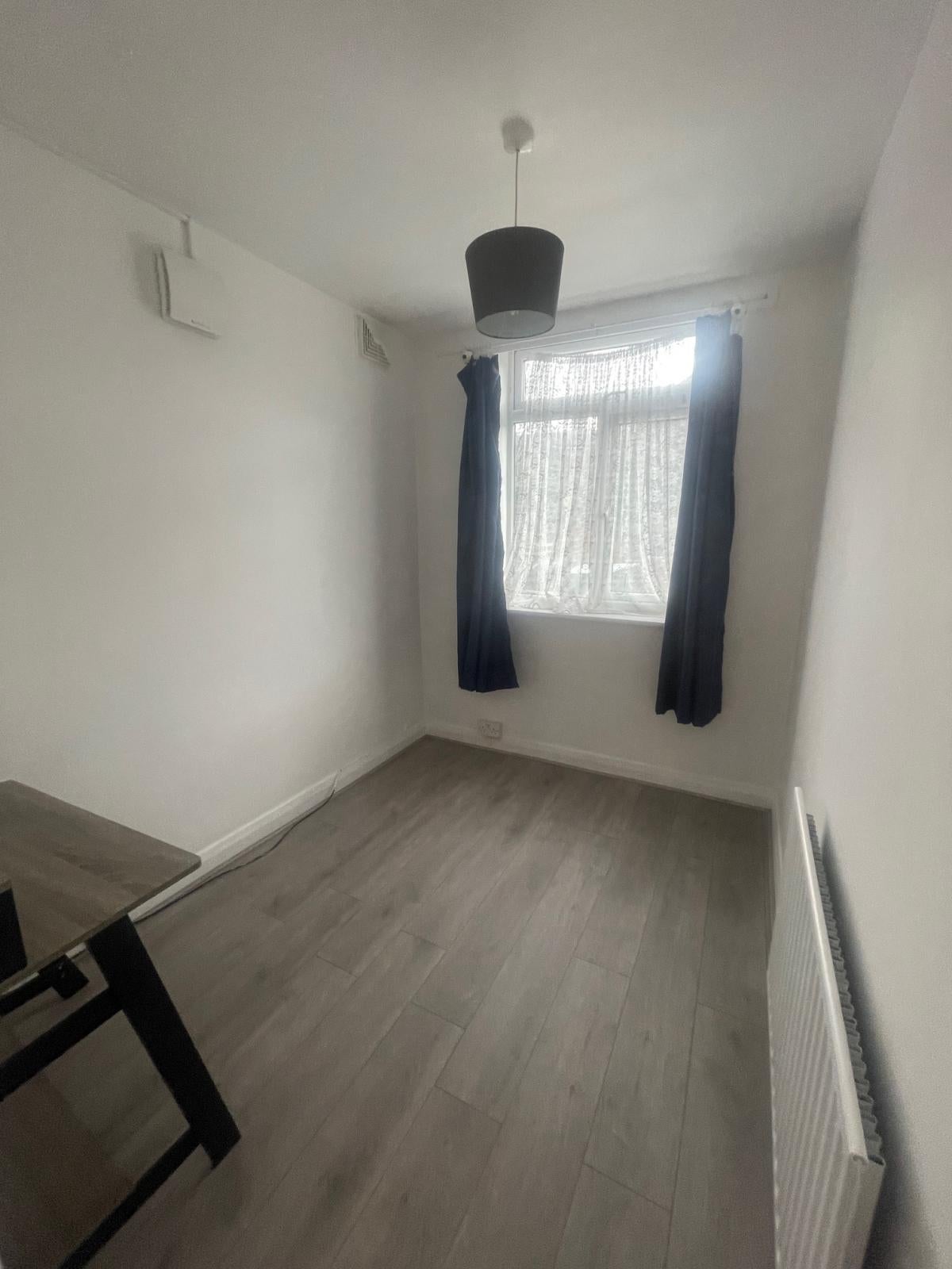Flat Bridge Close in Greater London