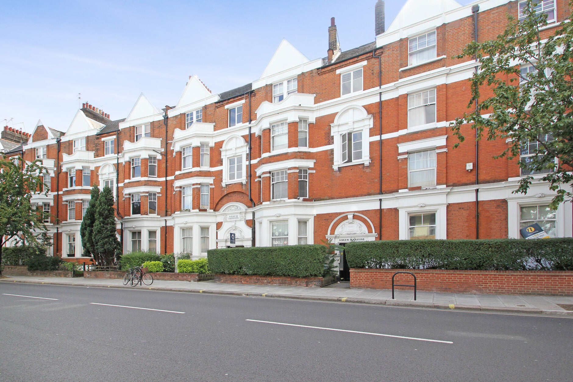 Flat Askew Road in Greater London