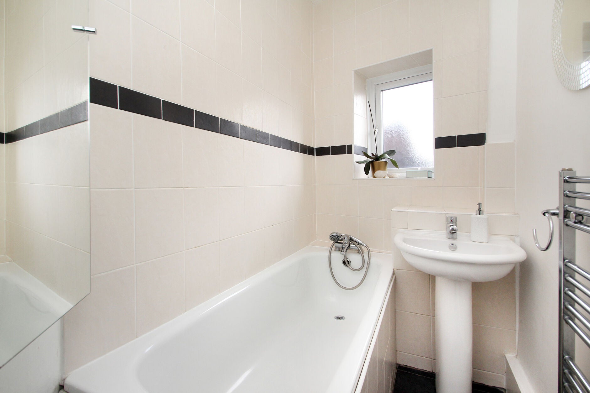 Flat Askew Road in Greater London