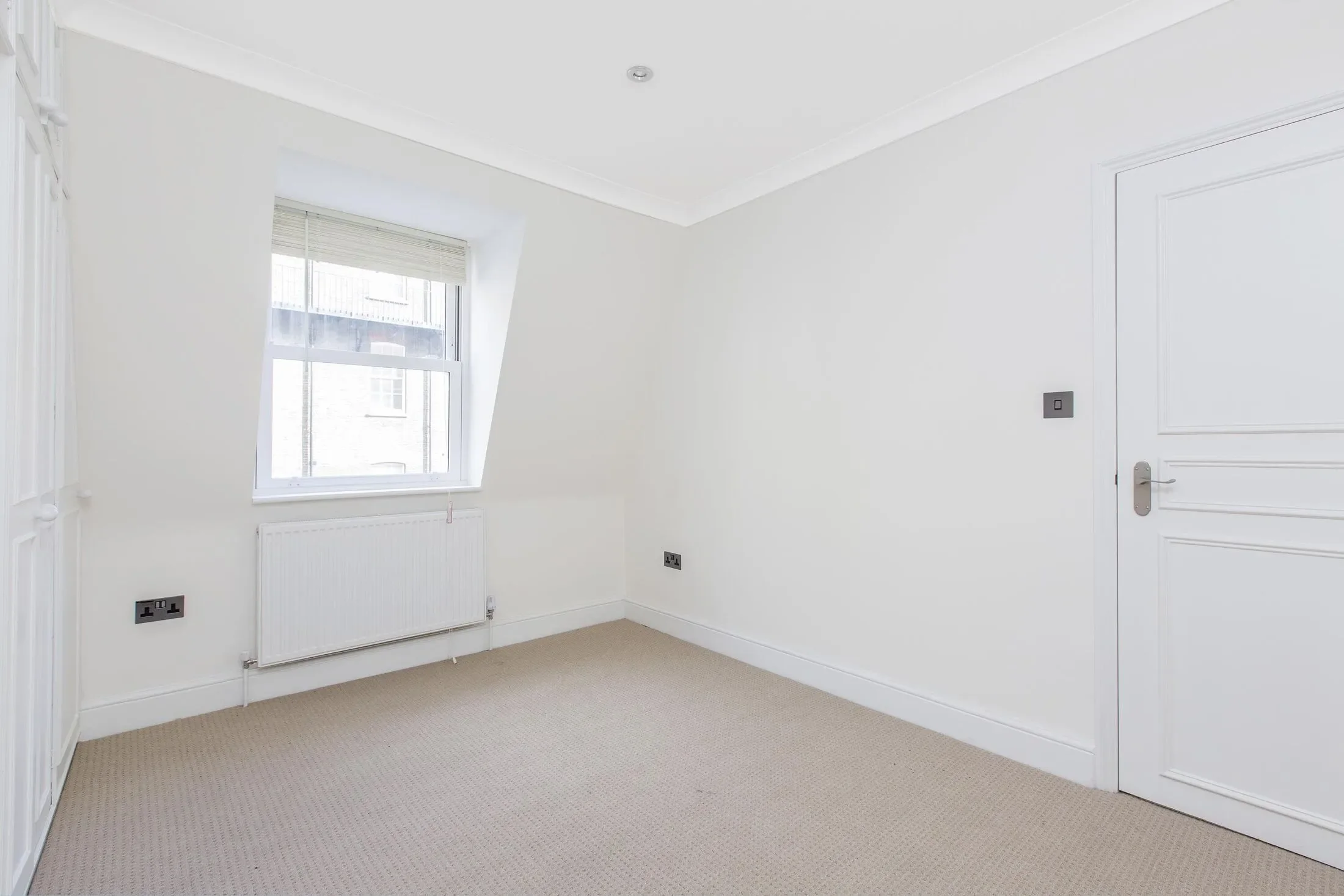 Flat Vauxhall Bridge Road in City of Westminster