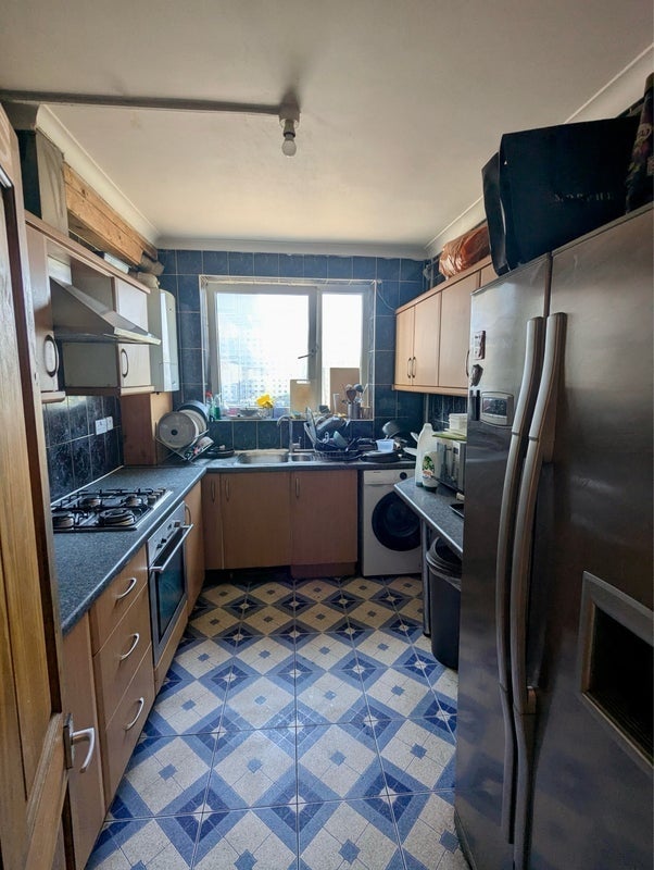 Room Colebert Avenue in Greater London