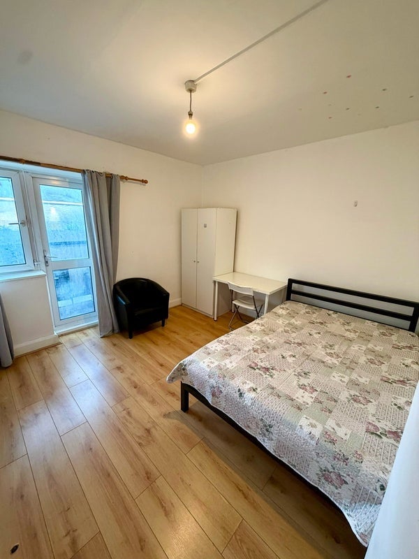 Room Colebert Avenue in Greater London