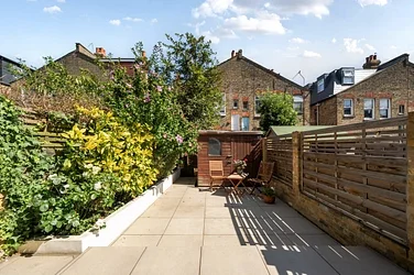 Flat Idlecombe Road in Greater London