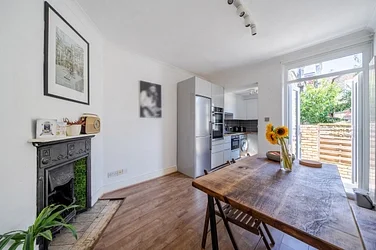 Flat Idlecombe Road in Greater London