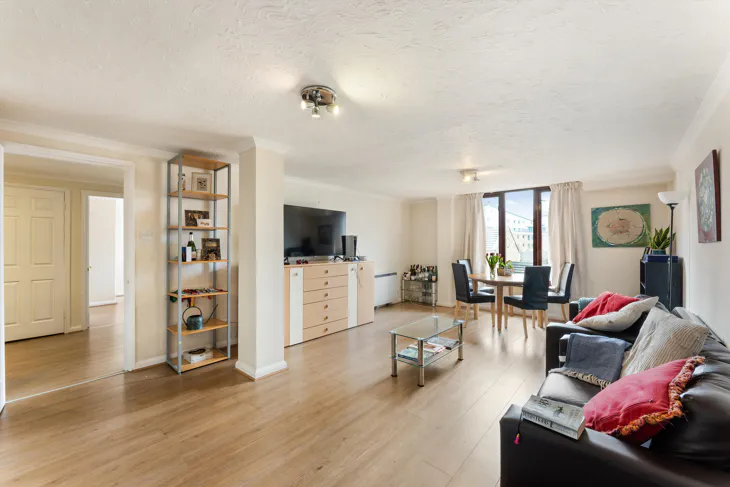 Flat Wapping High Street in Greater London