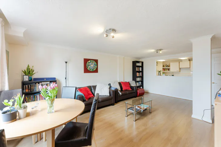 Flat Wapping High Street in Greater London