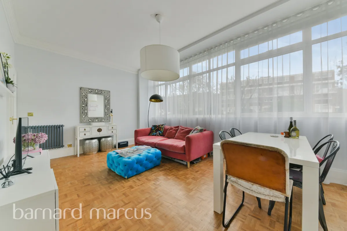 Flat Kersfield Road in Greater London