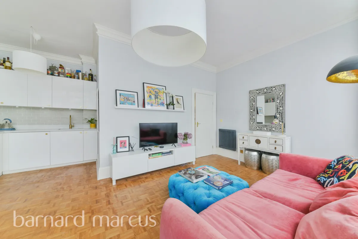 Flat Kersfield Road in Greater London