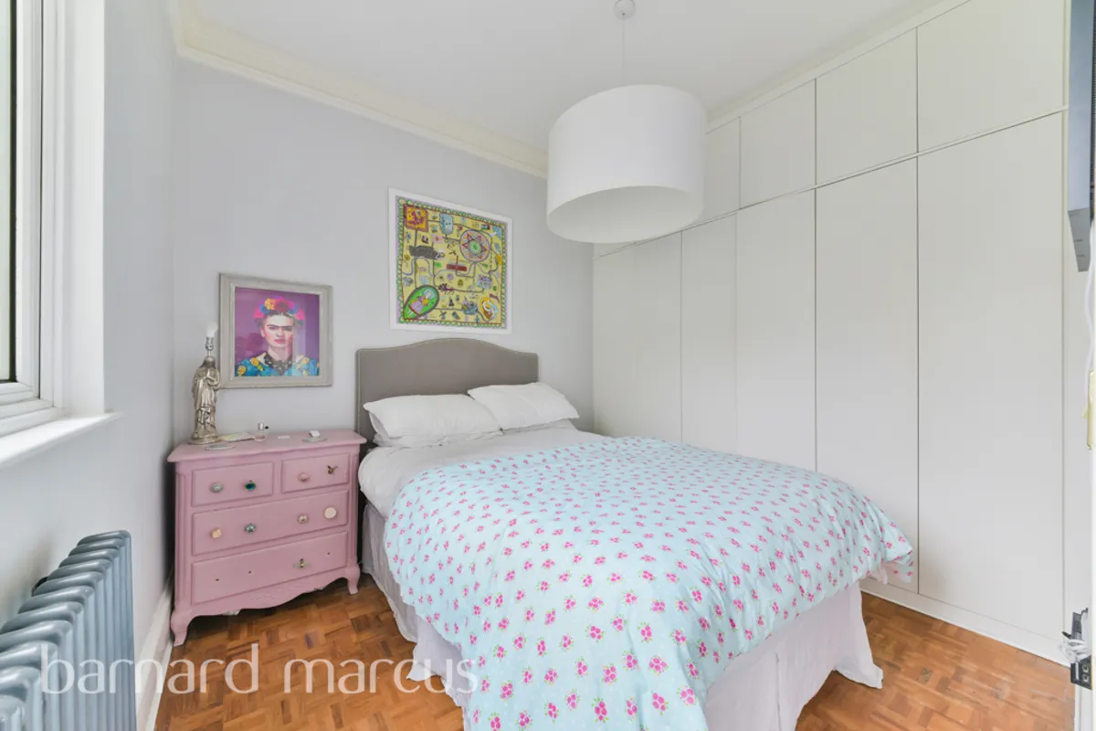 Flat Kersfield Road in Greater London