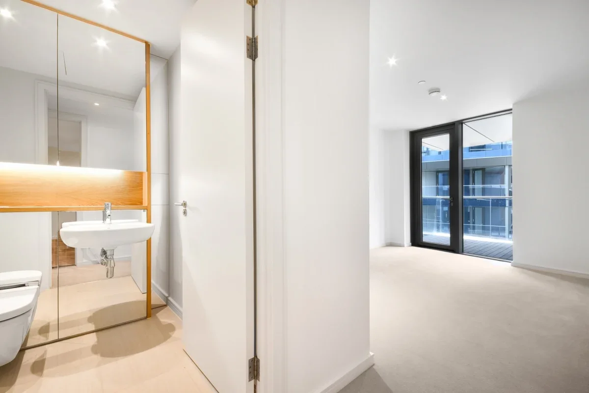 Flat Eastfields Avenue in Greater London