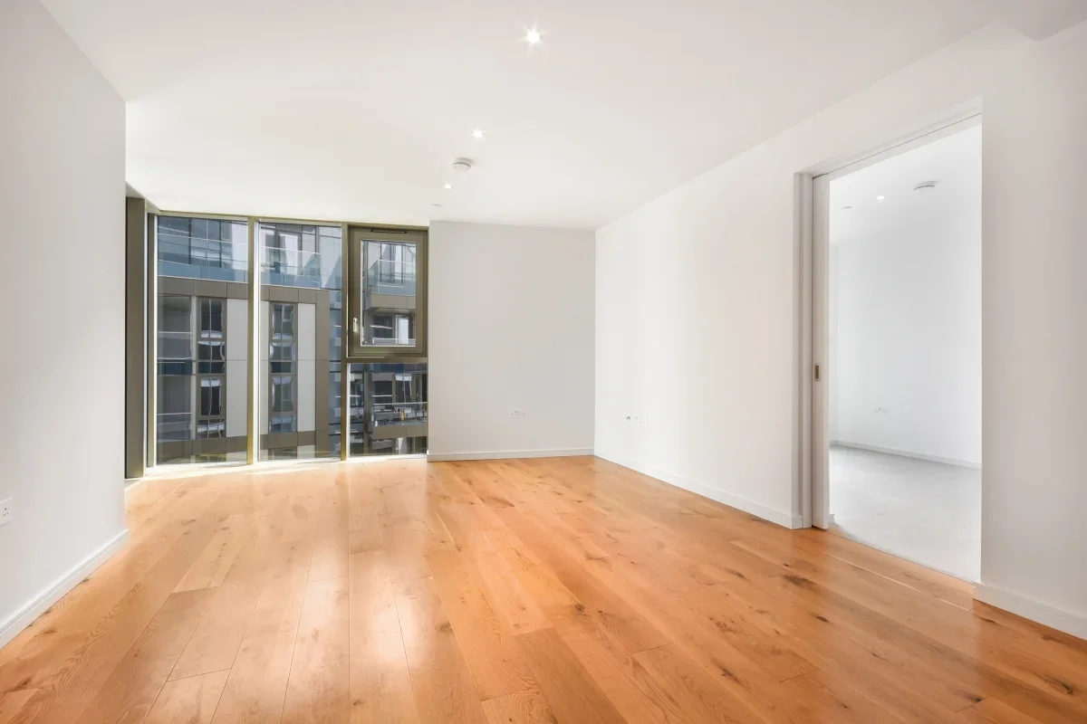 Flat Eastfields Avenue in Greater London