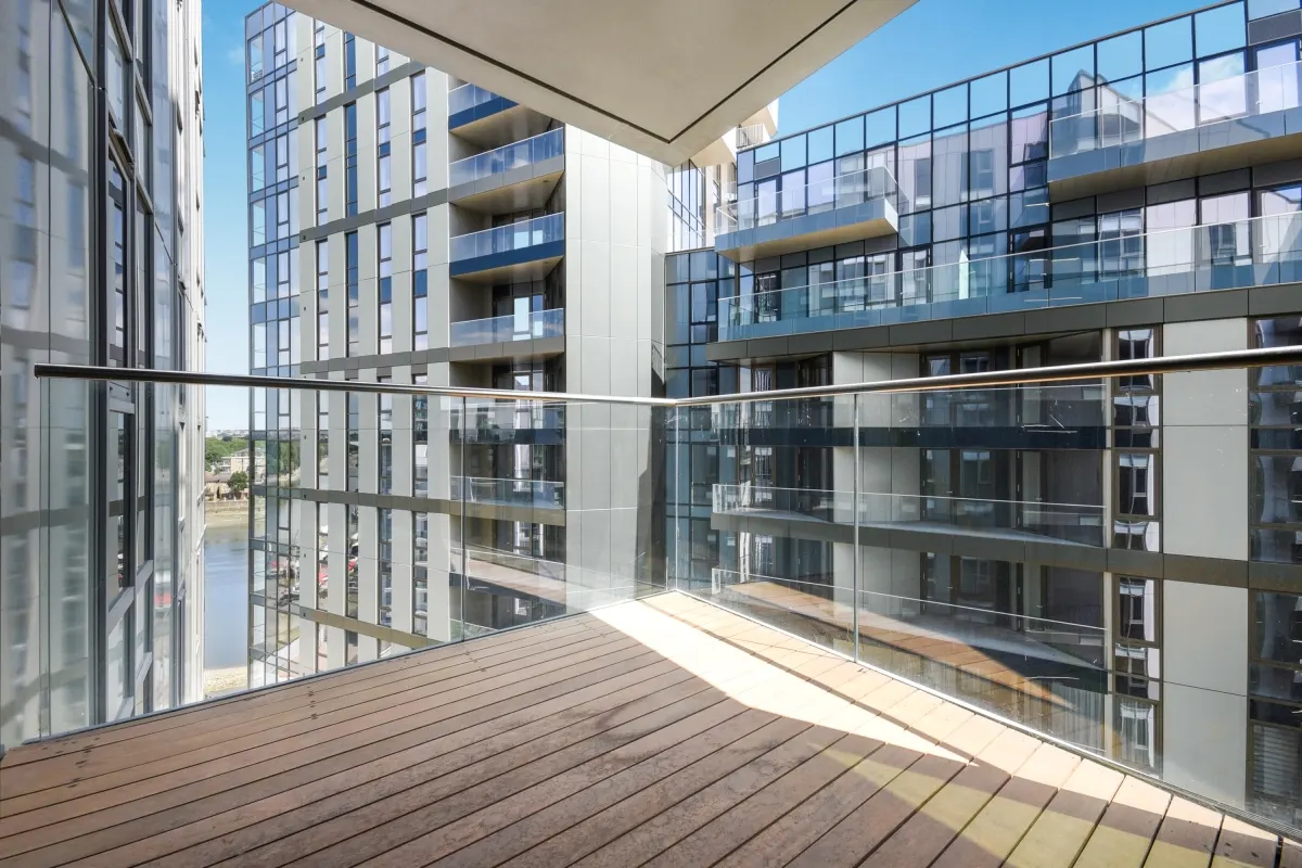 Flat Eastfields Avenue in Greater London