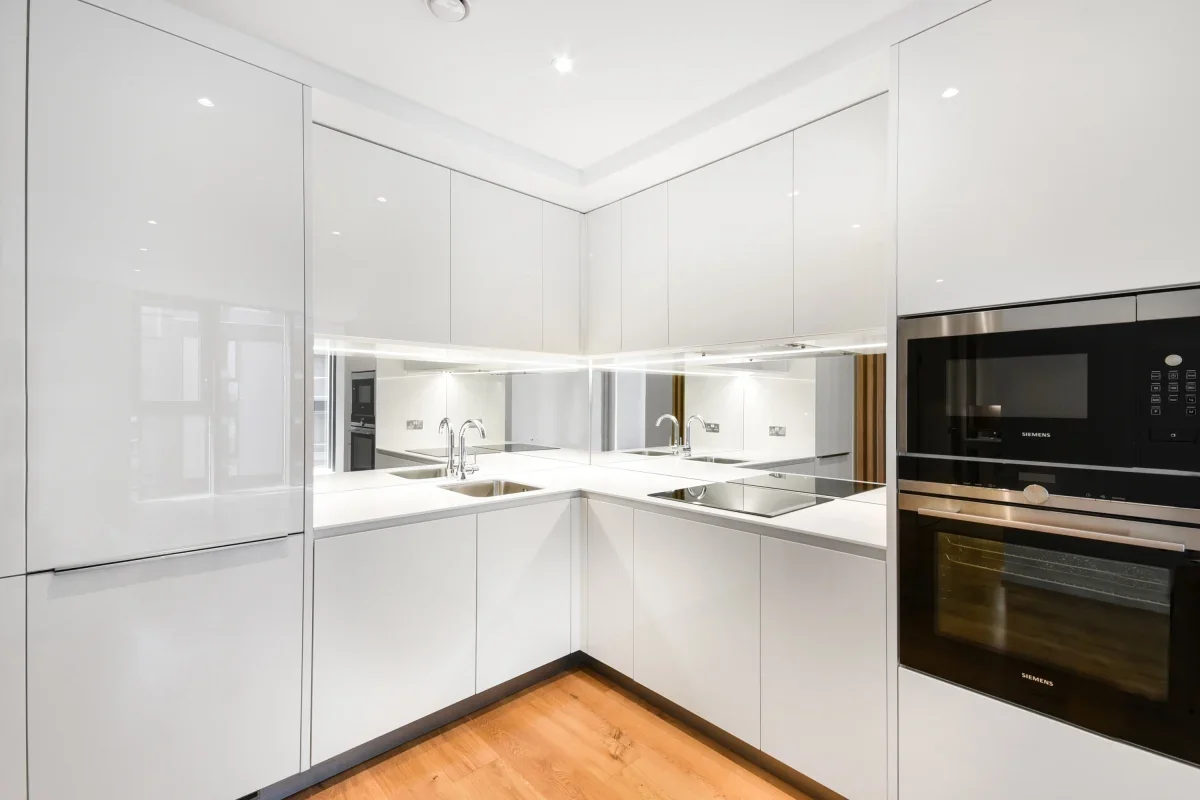Flat Eastfields Avenue in Greater London