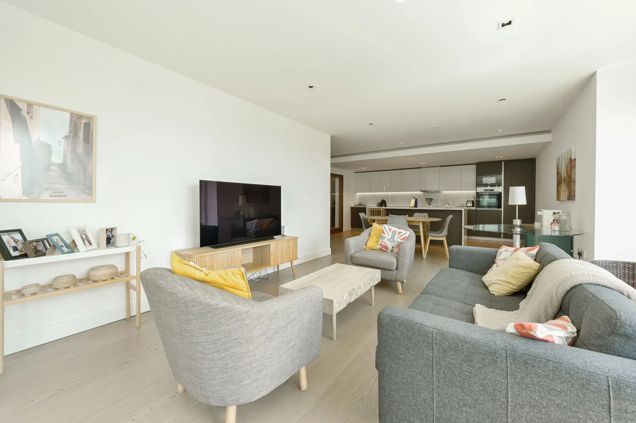 Flat Victoria Square in Greater London
