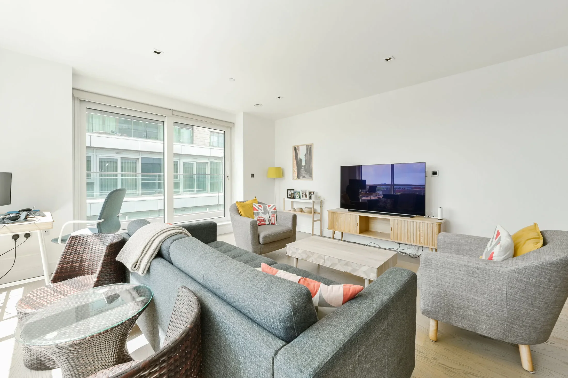 Flat Victoria Square in Greater London