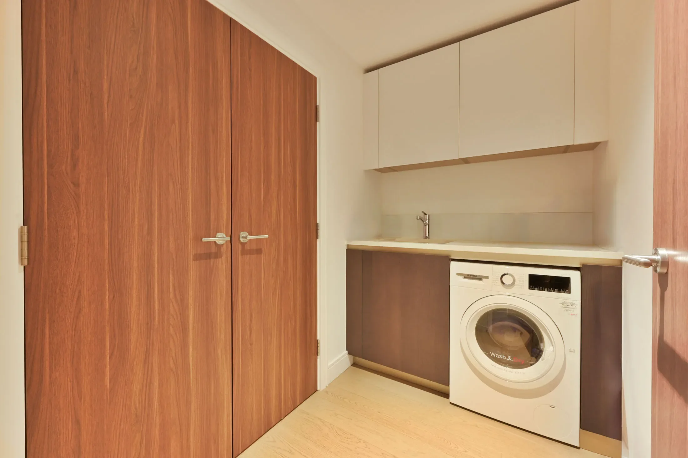 Flat Victoria Square in Greater London