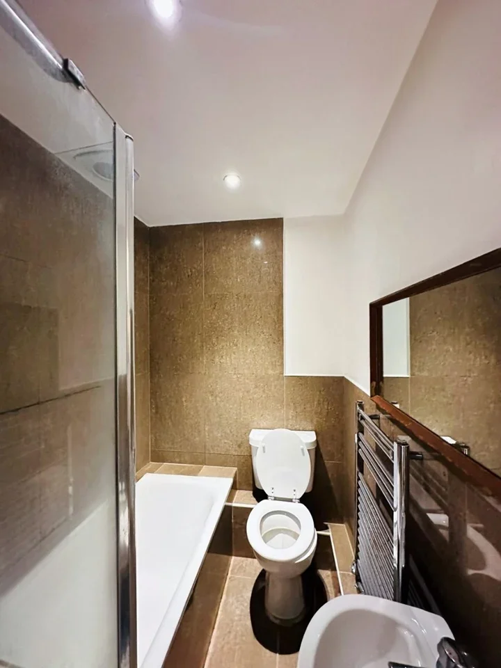 Room Barnwell Road in Greater London