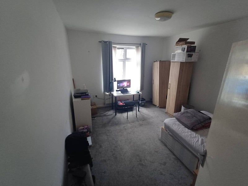 Room Merton High Street in Greater London