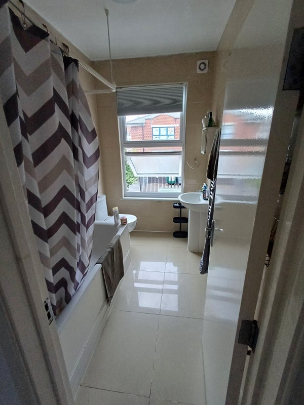 Room Merton High Street in Greater London