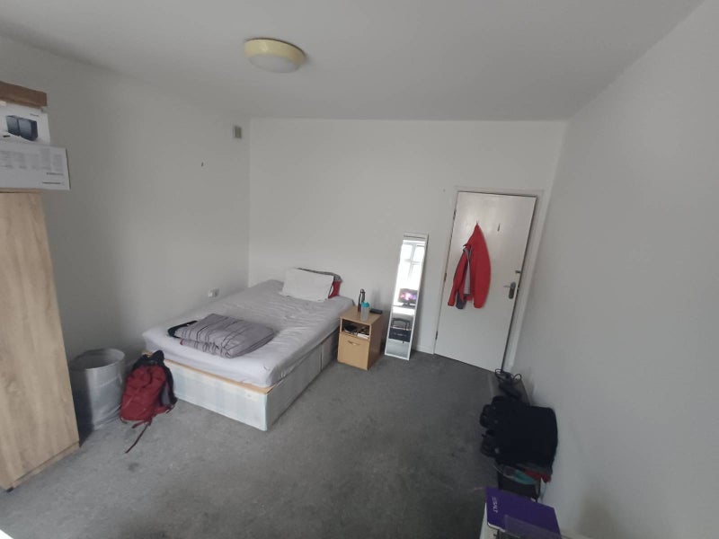 Room Merton High Street in Greater London