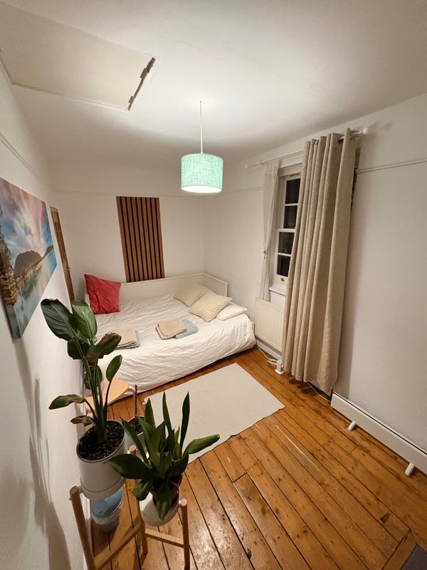 Room Manchester Grove in Greater London