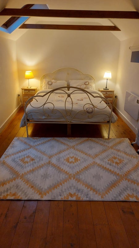 Room East Hill Lane in Burstow