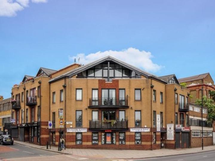 Flat Wapping Lane in Greater London