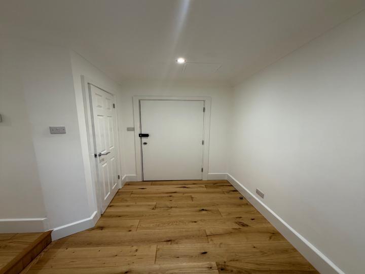 Flat Wapping Lane in Greater London